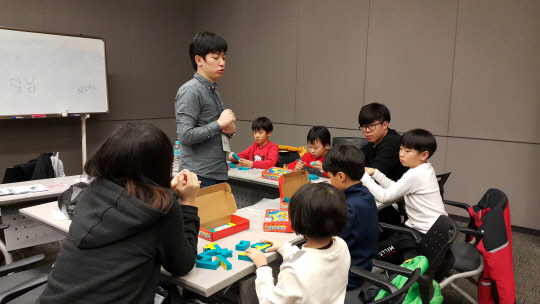 수원대학교(총장 이인수)가 지난 6일부터 8일까지 교내에서 다문화가족 멘토링 봉사활동을 실시했다. 올해로 처음 실시된 이번 봉사활동은 수원대가 주최하고, 사회봉사센터와 화성시 다문화가족지원센터가 주관했다. 재학생들이 화성 지역 내 다문화가정 아이들에게 1:1 맞춤형 멘토링 활동을 벌였다. 수원대 제공